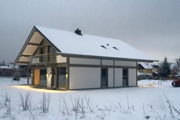 Modernes Fachwerkhaus kaufen / Neubau – Winter Außenansicht